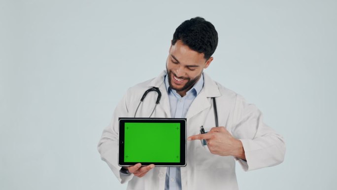 医生，男人和平板电脑的手ok，成功或医疗支持，卓越或是在工作室的表情符号。医务工作者对数字远程医疗或