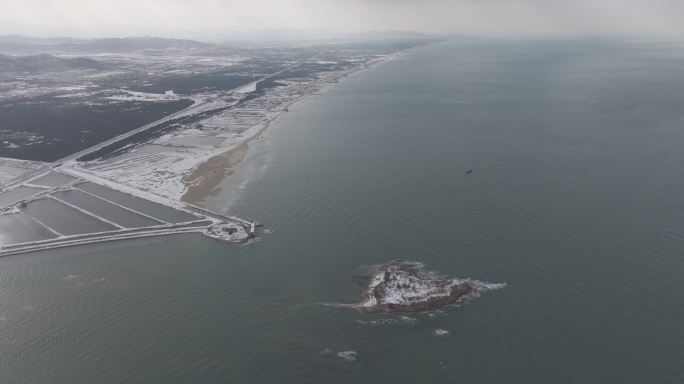 航拍山东威海双岛湾大岛海洋之心冬季雪景