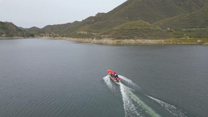 开船坐船游艇行驶在山谷绿水青山湖泊