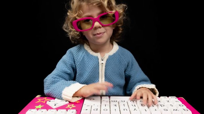 小女孩用电脑