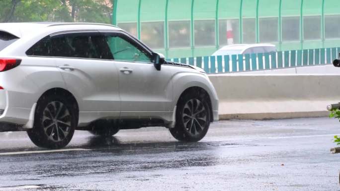 城市马路道路下雨天下暴雨雨水街景街道街头