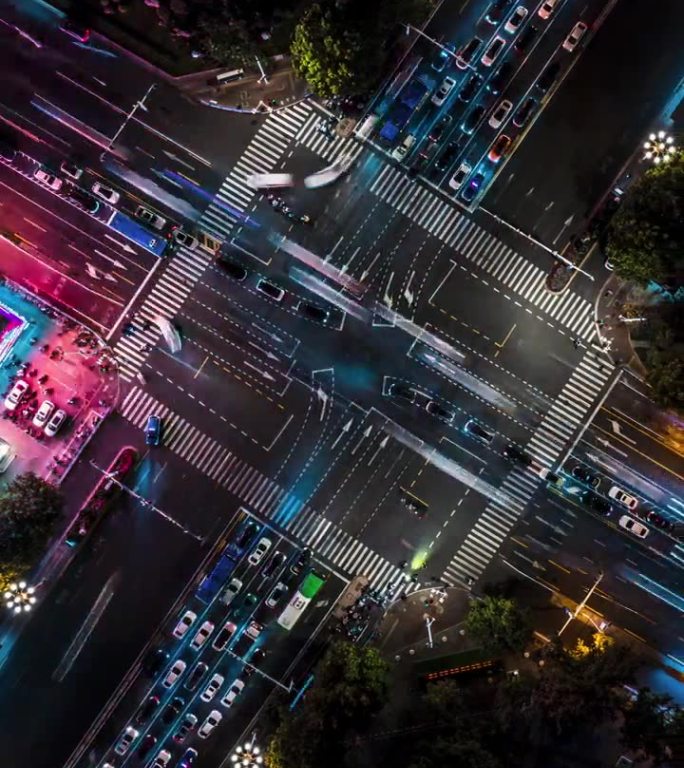 T/L PAN无人机夜间十字路口和城市交通视角