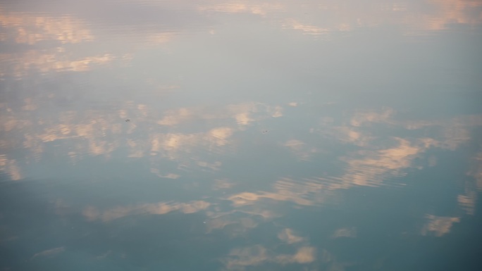 天空倒映在水中