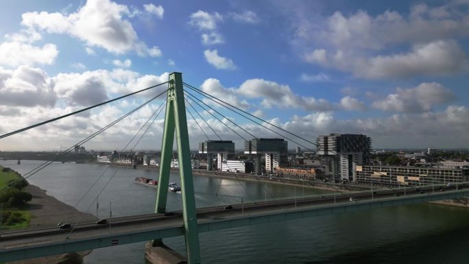 鸟瞰科隆城市天际线的实时镜头与莱茵河上的莱茵港和severinsbrcke桥与天空在科隆，德国