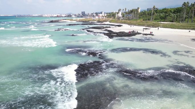 阳光明媚的一天，无人机在韩国济州岛济州市翰林邑翰林路的惠浦海滩拍摄