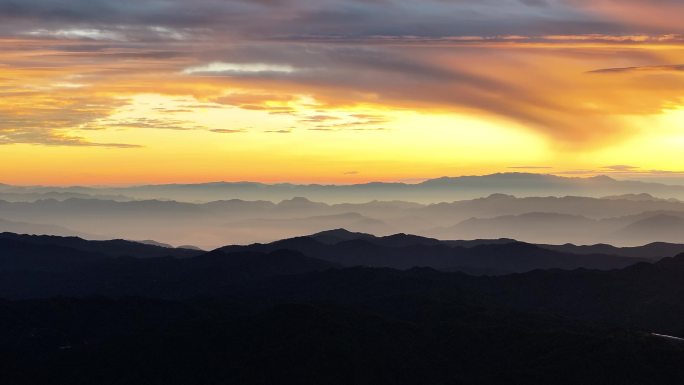 云南保山龙陵象达群山日出