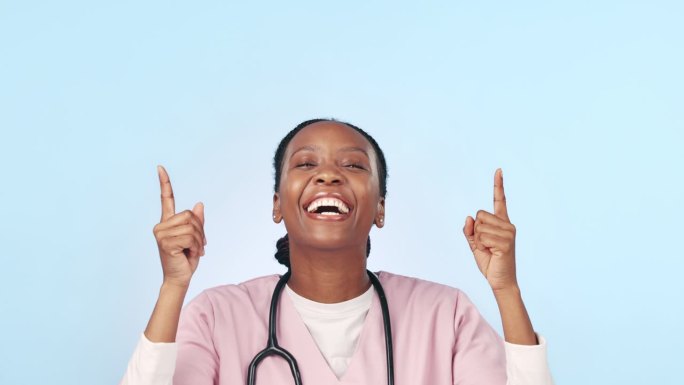 快乐的黑人女性，医生，在广告或营销领域昂首挺胸，背景是工作室。非洲女性或护士的肖像微笑，并显示通知，