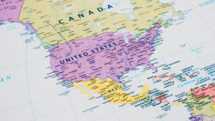 美国在世界地图上的近景，并附有首都的详细名称。相机变焦。