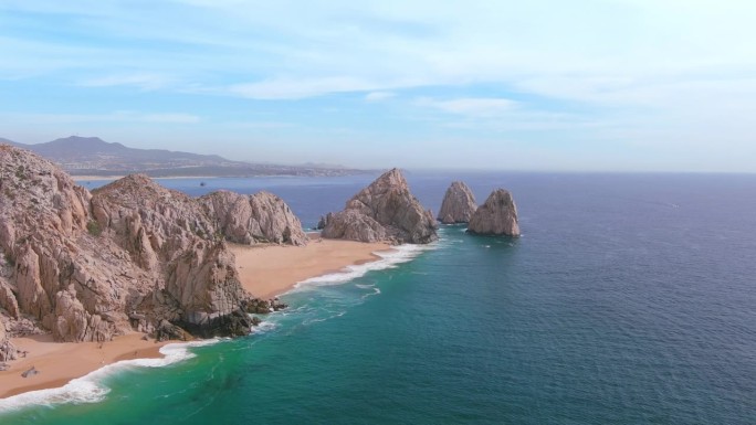 墨西哥，卡波圣卢卡斯:俯瞰下加利福尼亚半岛南端的著名度假城市，恋人海滩(Playa de los A