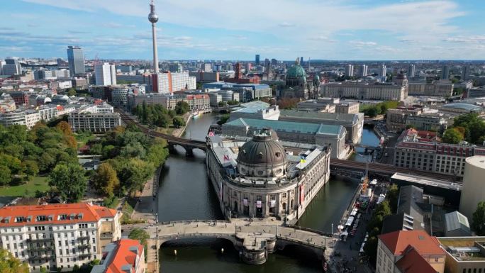 鸟瞰柏林博德博物馆与蒙比尤桥在施普雷河和柏林大教堂和电视塔或电视塔在柏林亚历山大广场的实时镜头，德国