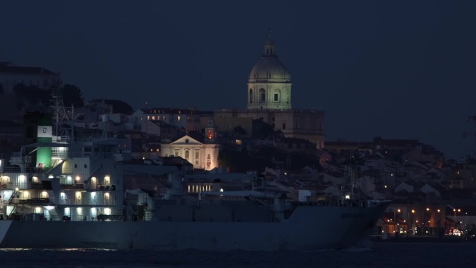 2023年9月7日，葡萄牙，里斯本:夜晚，葡萄牙军用护卫舰驶往塔霍河上的港口