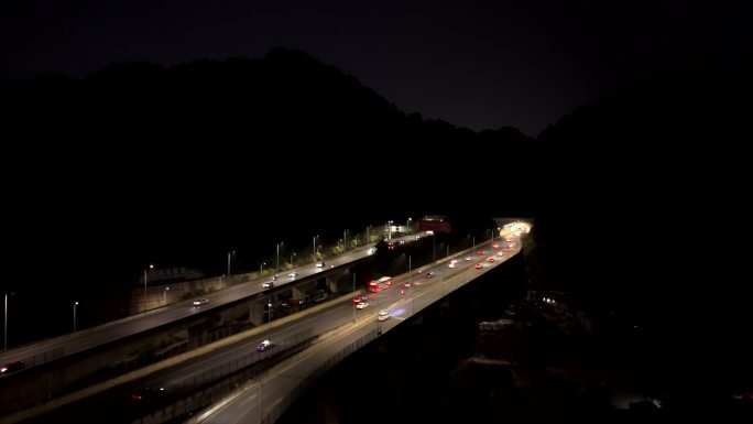 夜晚山体隧道双向车道车流