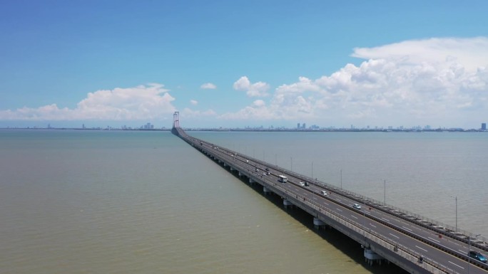 印尼东爪哇岛连接爪哇岛和马杜拉岛的苏拉玛杜大桥俯视图