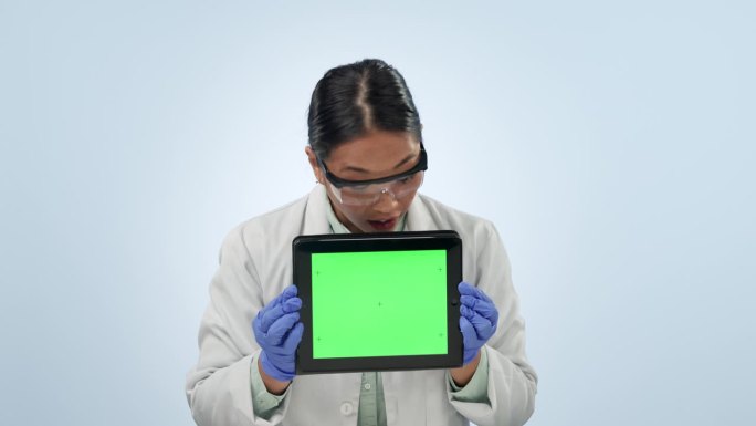 快乐的亚洲女人，平板电脑和科学家的绿屏广告背景的工作室。女性医学专业人士微笑的肖像，展示技术展示，应