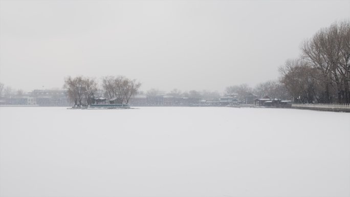 下雪中的北京胡同后海