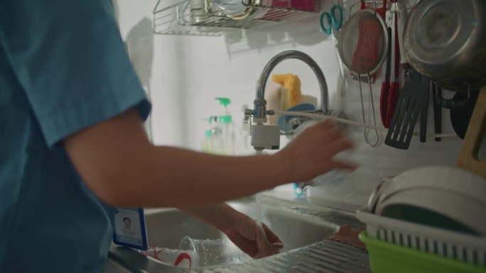 医护人员做家务劳动洗碗自来水