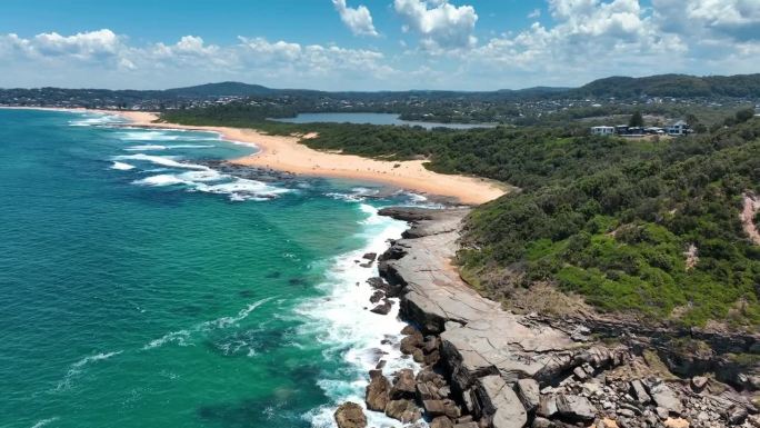 Terrigal的空中挂毯:俯瞰Spoon湾和Wamberal海滩，庆祝中央海岸的自然保护区，澳大利