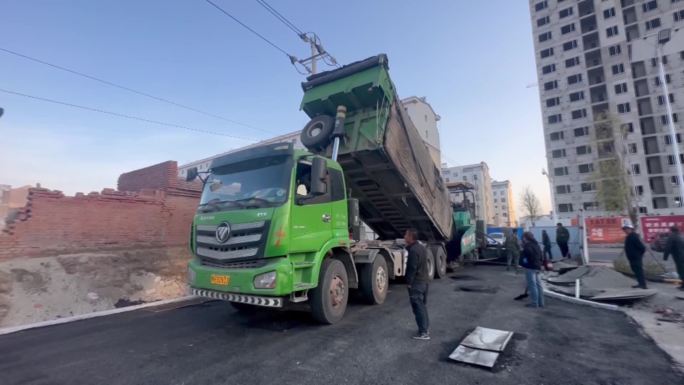 在老旧小区铺油漆路修路出行便捷保畅通