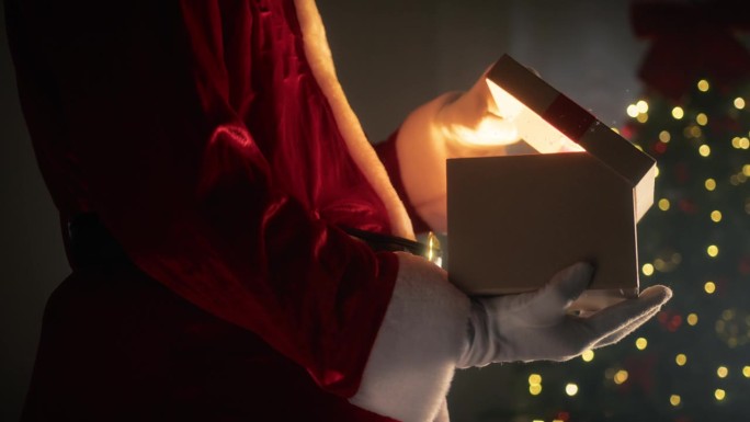圣诞老人打开一个神奇的圣诞礼盒