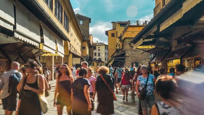 意大利佛罗伦萨，在风景如画的维琪奥桥中世纪拱桥区观光散步，那里有各种各样的珠宝店和纪念品商店