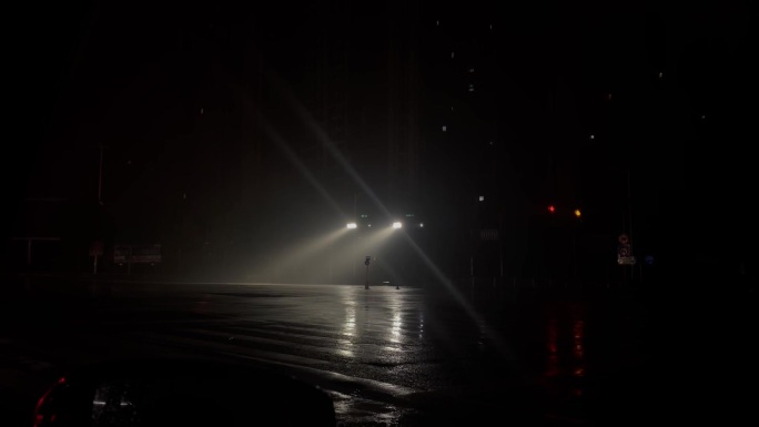 雨夜里路口一束光