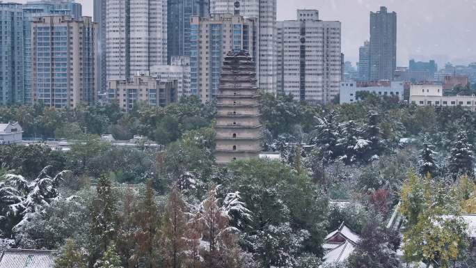 航拍西安冬天小雁塔下雪