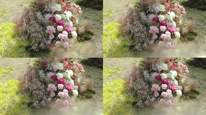 户外婚礼上美丽多彩的花拱装饰的一部分特写。花卉组成的粉红色和白色的花，夏季婚礼。