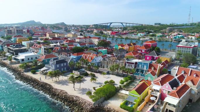 库拉索岛Punda Willemstad Curacao沿着清澈的加勒比海沿海水域，充满活力的红黄蓝