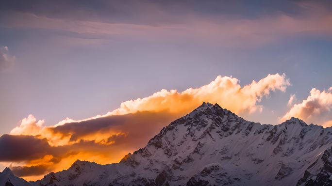 航拍雪山日落云海云层俯瞰大地大气震撼流云