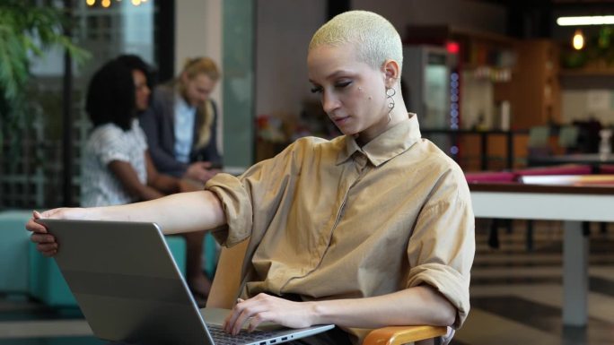 现代女性在共同工作时使用笔记本电脑