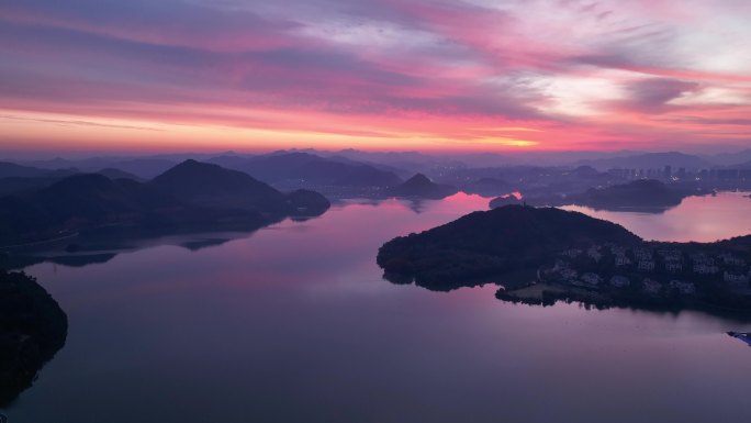 航拍浙江杭州青山湖梦幻晚霞景色