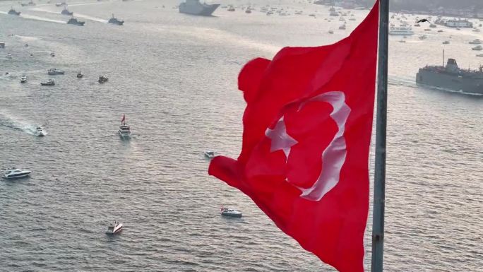 土耳其共和国100周年庆典土耳其国旗和土耳其海军阅兵无人机视频，7月15日烈士桥Çengelköy，