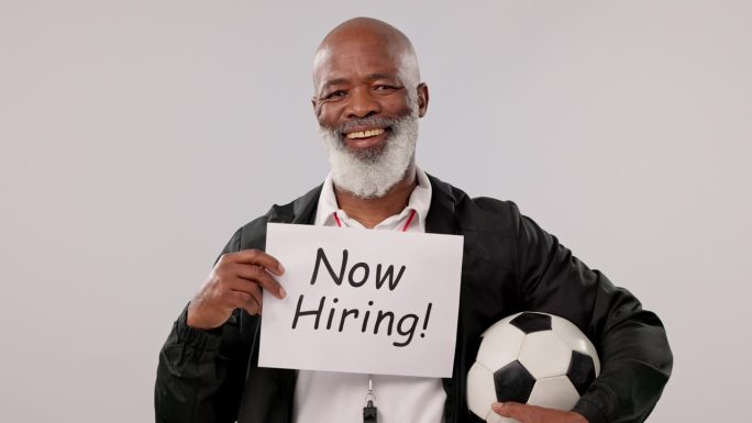 标志，招聘和一个黑人面孔的足球队，招聘和寻找人员。快乐，肖像和一个成熟的足球教练与纸，横幅或训练组的