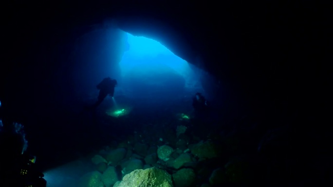 洞穴潜水。地下珊瑚礁