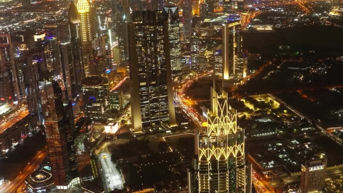 迪拜城市景观从一个高大的摩天大楼延时拍摄
