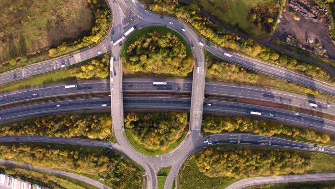 4K航拍镜头俯瞰繁忙的英国高速公路交叉路口