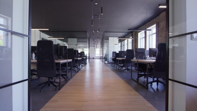 现代创业中心由现代企业环境中的玻璃办公室组成，突出了前沿工作空间的时尚、创新和极简主义设计美学