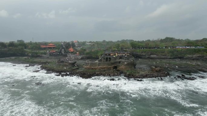从巴厘岛海岸岩石形成的空中撤退，塔纳洛特寺庙