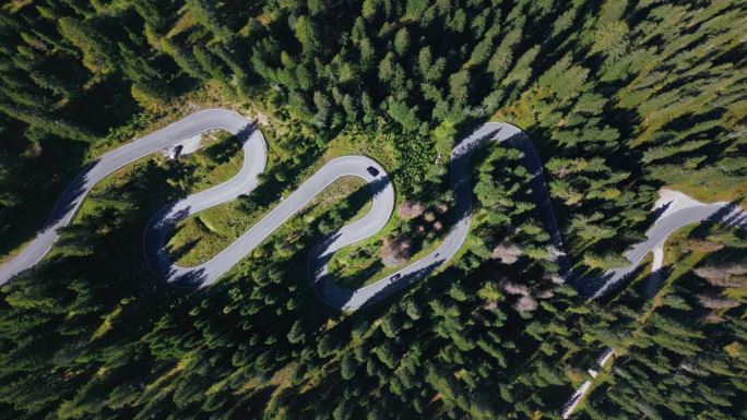 在意大利多洛米蒂山脉最著名的多洛米蒂山脉之一的多洛米蒂山脉，汽车行驶在蜿蜒曲折的道路或松树环绕的小路