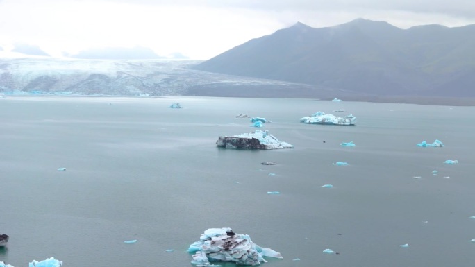 冰岛漂浮的冰山，严峻地提醒人们，由于全球变暖和气候变化，水位正在上升