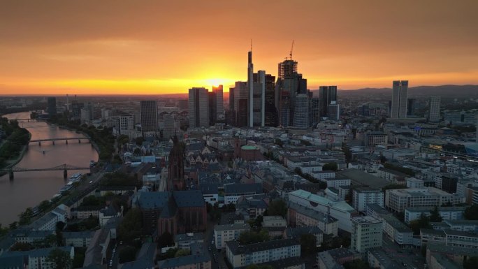 鸟瞰实时镜头的法兰克福主要天际线，虽然美因河和现代金融大楼和摩天大楼与法兰克福大教堂在日落时间，德国
