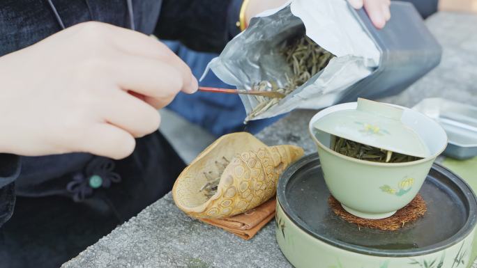 把茶叶倒入茶具