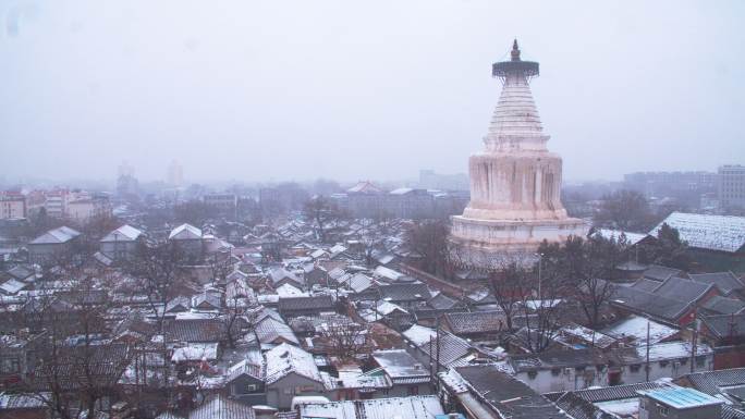 下雪中的北京白塔寺