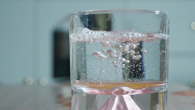 4K玻璃杯倒水8倍慢动作