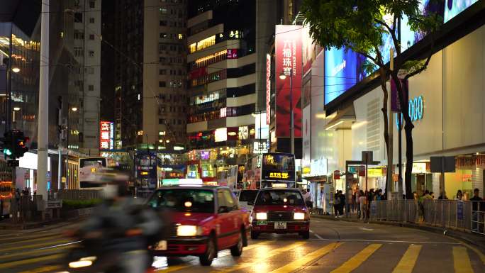 香港街道繁忙交通夜晚道路车流巴士汽车行驶