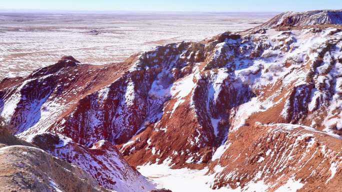 内蒙古冬天草原和下雪地裂峡谷大红山红崖台