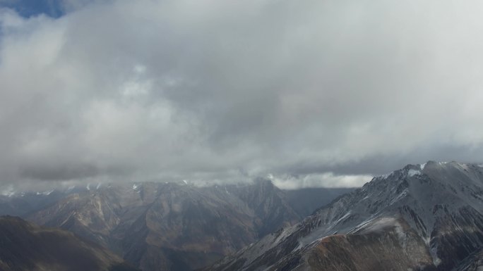 航拍穿越云层雪山