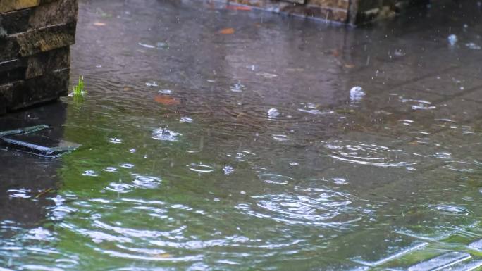 城市马路道路下雨天雨水雨滴大自然风景风光