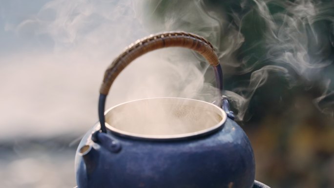 往茶壶里倒水煮茶