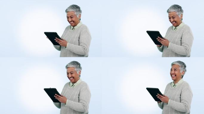 平板电脑，漫画和快乐的老年妇女笑在工作室与社交媒体，流媒体或蓝色背景的表情包。数字，新闻和老年女性与